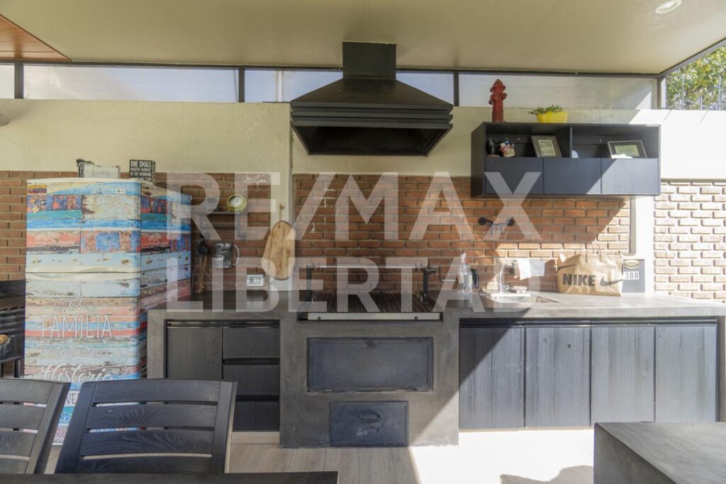 Casa Elegante en Venta – Jardín Europa, Tiquipaya