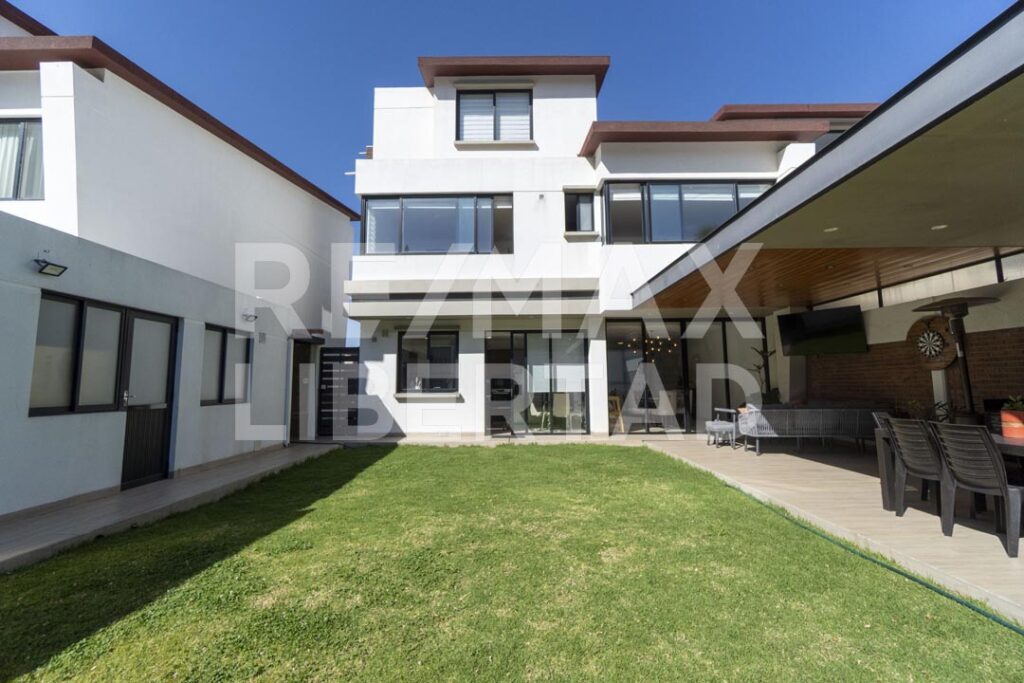 Casa Elegante en Venta – Jardín Europa, Tiquipaya